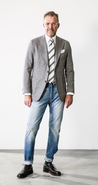 40 Jährige: Graue Jacke kombinieren – 108 Smart-Casual Herren Outfits warm Wetter: Vereinigen Sie eine graue Jacke mit hellblauen Jeans für Ihren Bürojob. Wählen Sie schwarzen Leder Derby Schuhe, um Ihr Modebewusstsein zu zeigen.