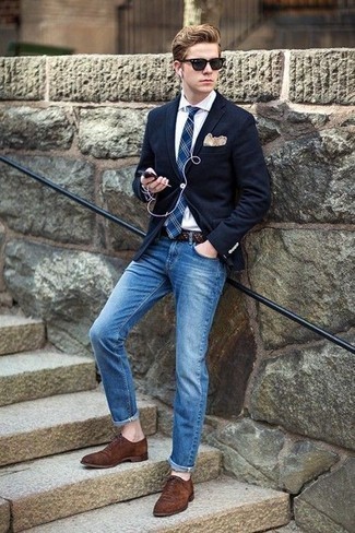 Braune Oxford Schuhe kombinieren – 1200+ Herren Outfits: Kombinieren Sie ein dunkelblaues Sakko mit blauen Jeans, um einen modischen Freizeitlook zu kreieren. Entscheiden Sie sich für braunen Oxford Schuhe, um Ihr Modebewusstsein zu zeigen.