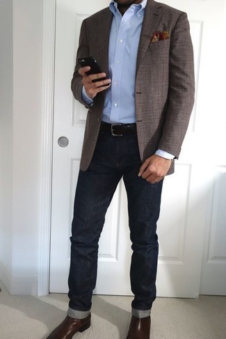 Wie Chelsea Boots mit Businesshemdes zu kombinieren – 244 Frühling Herren Outfits: Die Paarung aus einem Businesshemd und dunkelblauen Jeans ist eine perfekte Wahl für einen Tag im Büro. Fühlen Sie sich mutig? Entscheiden Sie sich für Chelsea Boots. So ist der Look komplett frühlingstauglich.