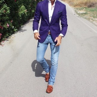 Wie violettes Sakko mit weißen Businesshemdes zu kombinieren – 12 Smart-Casual Herren Outfits: Geben Sie den bestmöglichen Look ab in einem violetten Sakko und einem weißen Businesshemd. Ergänzen Sie Ihr Outfit mit braunen Leder Slippern mit Quasten, um Ihr Modebewusstsein zu zeigen.