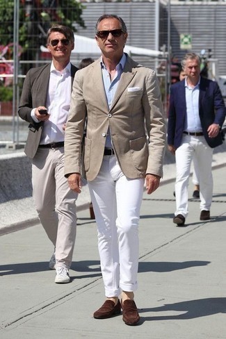 40 Jährige: Jacke kombinieren – 500+ Sommer Herren Outfits: Entscheiden Sie sich für eine Jacke und weißen Jeans für Drinks nach der Arbeit. Fühlen Sie sich mutig? Entscheiden Sie sich für dunkelbraunen Wildleder Slipper. Der Look ist mega und passt toll zum Sommer.