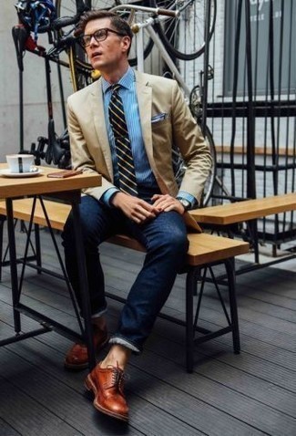 Hellblaues vertikal gestreiftes Businesshemd kombinieren – 302 Sommer Herren Outfits: Kombinieren Sie ein hellblaues vertikal gestreiftes Businesshemd mit dunkelblauen Jeans für Ihren Bürojob. Putzen Sie Ihr Outfit mit rotbraunen Leder Derby Schuhen. So einfach kann ein toller Sommer-Look sein.