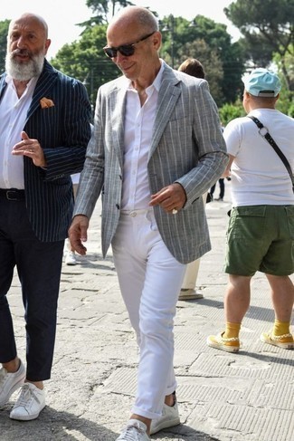 60 Jährige: Turnschuhe kombinieren – 105 Sommer Herren Outfits: Vereinigen Sie ein graues vertikal gestreiftes Sakko mit weißen Jeans für ein großartiges Wochenend-Outfit. Wenn Sie nicht durch und durch formal auftreten möchten, entscheiden Sie sich für Turnschuhe. Dieser Look  ist für den Sommer einfach super.