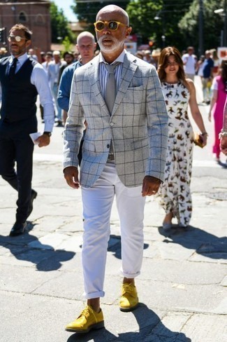 Wie weißes Businesshemd mit grauen Sakkos zu kombinieren – 424 Sommer Herren Outfits: Vereinigen Sie ein graues Sakko mit einem weißen Businesshemd für Drinks nach der Arbeit. Gelbe Leder Derby Schuhe sind eine gute Wahl, um dieses Outfit zu vervollständigen. Was für eine schöne Sommer-Look Idee!