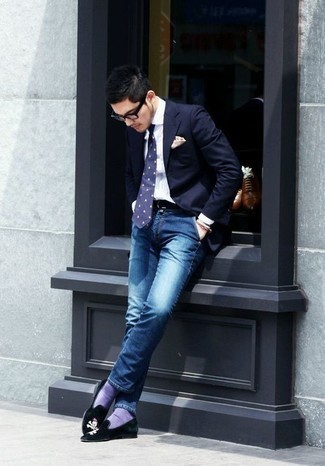 20 Jährige: Welche Jeans mit dunkelblauen und weißen Sakkos zu tragen – 82 Herren Outfits: Tragen Sie ein dunkelblaues und weißes Sakko und Jeans für Ihren Bürojob. Fühlen Sie sich ideenreich? Komplettieren Sie Ihr Outfit mit schwarzen bestickten Samt Slippern.