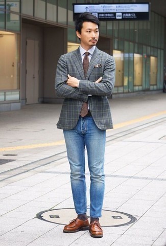30 Jährige: Hellblaue Jeans kombinieren – 93 Smart-Casual Sommer Herren Outfits: Kombinieren Sie ein graues Sakko mit Schottenmuster mit hellblauen Jeans für ein großartiges Wochenend-Outfit. Fühlen Sie sich ideenreich? Vervollständigen Sie Ihr Outfit mit braunen Leder Derby Schuhen. Mit so einem Sommer-Outfit können Sie einfach nichts falsch machen.