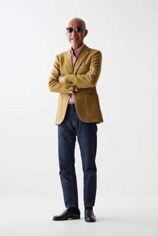 Goldenes Sakko kombinieren – 55 Smart-Casual Herren Outfits warm Wetter: Die modische Kombination aus einem goldenen Sakko und dunkelblauen Jeans ist perfekt für einen Tag im Büro. Schwarze Leder Slipper bringen klassische Ästhetik zum Ensemble.