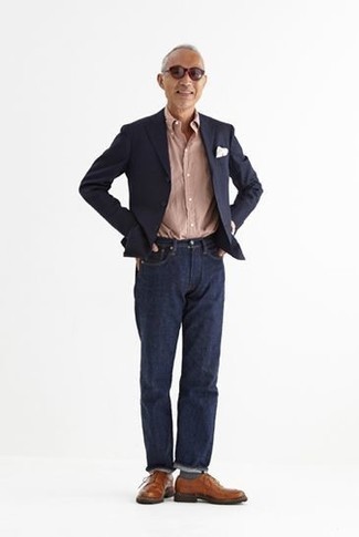 Beige Businesshemd kombinieren – 173 Herren Outfits: Ein beige Businesshemd und dunkelblaue Jeans sind eine großartige Outfit-Formel für Ihre Sammlung. Fühlen Sie sich ideenreich? Ergänzen Sie Ihr Outfit mit braunen Leder Derby Schuhen.