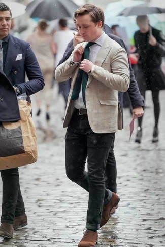 Braune Wildleder Oxford Schuhe kombinieren – 366 Herren Outfits: Paaren Sie ein hellbeige Sakko mit Schottenmuster mit dunkelgrauen Jeans, um einen lockeren, aber dennoch stylischen Look zu erhalten. Fühlen Sie sich ideenreich? Ergänzen Sie Ihr Outfit mit braunen Wildleder Oxford Schuhen.
