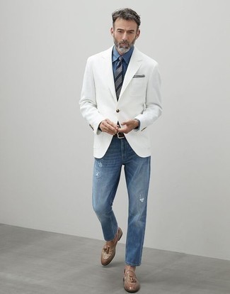 Beige Leder Slipper kombinieren – 93 Herren Outfits: Kombinieren Sie ein weißes Sakko mit blauen Jeans mit Destroyed-Effekten für ein bequemes Outfit, das außerdem gut zusammen passt. Heben Sie dieses Ensemble mit beige Leder Slippern hervor.