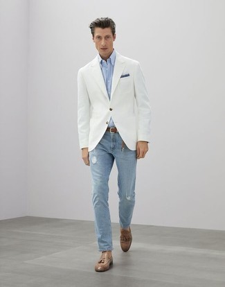 weißes Sakko, hellblaues Businesshemd, hellblaue Jeans mit Destroyed-Effekten, beige Leder Slipper mit Quasten für Herren