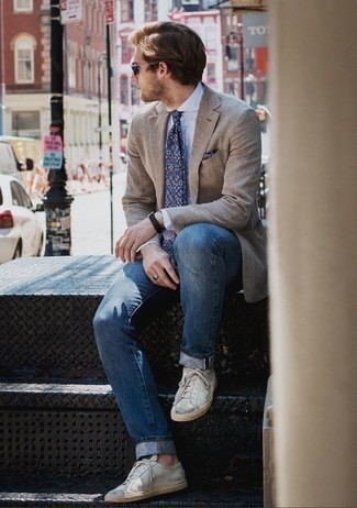 30 Jährige: Wie beige Sakko mit blauer Jeans zu kombinieren – 154 Herren Outfits warm Wetter: Die Paarung aus einem beige Sakko und blauen Jeans ist eine perfekte Wahl für einen Tag im Büro. Suchen Sie nach leichtem Schuhwerk? Vervollständigen Sie Ihr Outfit mit weißen Leder niedrigen Sneakers für den Tag.