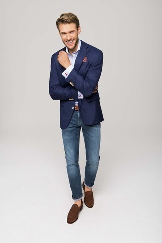 Wie dunkelblaue Jeans mit dunkelblauen Sakkos zu kombinieren – 500+ Herren Outfits: Vereinigen Sie ein dunkelblaues Sakko mit dunkelblauen Jeans, um einen modischen Freizeitlook zu kreieren. Wählen Sie braunen Wildleder Slipper, um Ihr Modebewusstsein zu zeigen.