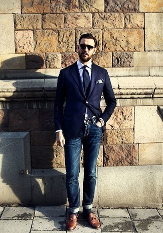 Rotbraune Leder Slipper mit Quasten kombinieren – 500+ Smart-Casual Herren Outfits: Kombinieren Sie ein dunkelblaues Sakko mit dunkelblauen Jeans für Drinks nach der Arbeit. Ergänzen Sie Ihr Outfit mit rotbraunen Leder Slippern mit Quasten, um Ihr Modebewusstsein zu zeigen.