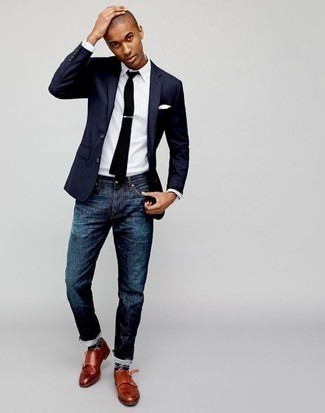 Dunkelbraune Doppelmonks aus Leder kombinieren – 329 Smart-Casual Herren Outfits: Kombinieren Sie ein dunkelblaues Sakko mit dunkelblauen Jeans, um einen eleganten, aber nicht zu festlichen Look zu kreieren. Putzen Sie Ihr Outfit mit dunkelbraunen Doppelmonks aus Leder.