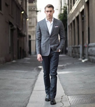 Schwarze Leder Oxford Schuhe kombinieren – 500+ Herren Outfits: Kombinieren Sie ein graues Sakko mit dunkelblauen Jeans für einen für die Arbeit geeigneten Look. Fühlen Sie sich ideenreich? Komplettieren Sie Ihr Outfit mit schwarzen Leder Oxford Schuhen.