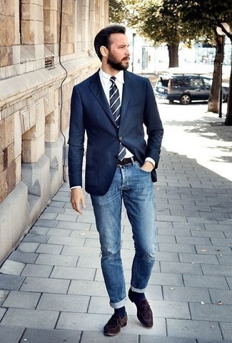 Blaue horizontal gestreifte Krawatte kombinieren – 500+ Herren Outfits: Vereinigen Sie ein dunkelblaues Sakko mit einer blauen horizontal gestreiften Krawatte für einen stilvollen, eleganten Look. Ergänzen Sie Ihr Look mit dunkelbraunen Wildleder Slippern.