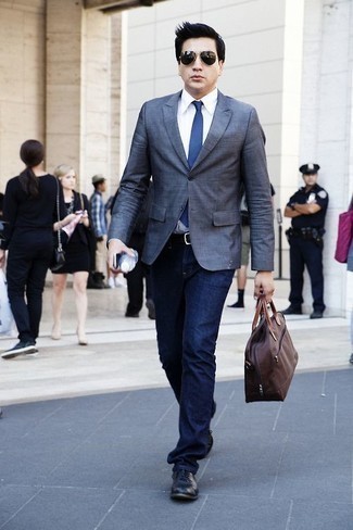 30 Jährige: Braune Shopper Tasche aus Segeltuch kombinieren – 11 Smart-Casual Sommer Herren Outfits: Vereinigen Sie ein blaues Sakko mit einer braunen Shopper Tasche aus Segeltuch für einen entspannten Wochenend-Look. Fühlen Sie sich ideenreich? Komplettieren Sie Ihr Outfit mit schwarzen Leder Oxford Schuhen. Dieser Look eignet sich hervorragend für den Sommer.
