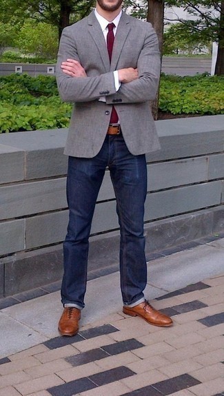 graues Sakko, weißes Businesshemd, dunkelblaue Jeans, rotbraune Leder Oxford Schuhe für Herren