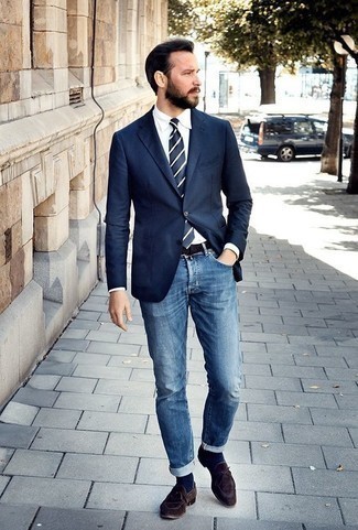 Blaue horizontal gestreifte Krawatte kombinieren – 500+ Herren Outfits: Entscheiden Sie sich für ein dunkelblaues Sakko und eine blaue horizontal gestreifte Krawatte, um vor Klasse und Perfektion zu strotzen. Dieses Outfit passt hervorragend zusammen mit dunkelbraunen Wildleder Slippern.