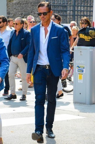 Welche Slipper mit dunkelblauen Sakkos zu tragen – 500+ Smart-Casual Herren Outfits: Entscheiden Sie sich für ein dunkelblaues Sakko und dunkelblauen Jeans, um einen eleganten, aber nicht zu festlichen Look zu kreieren. Fühlen Sie sich ideenreich? Ergänzen Sie Ihr Outfit mit Slippern.