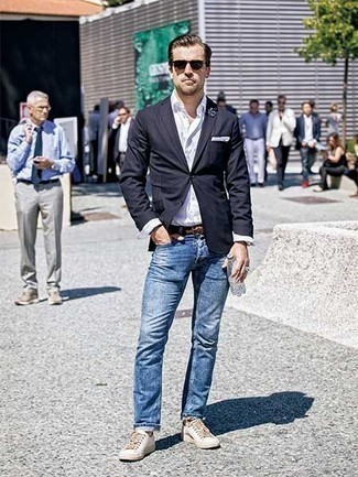 30 Jährige: Wie Jeans mit Businesshemdes zu kombinieren – 500+ Smart-Casual Herren Outfits: Kombinieren Sie ein Businesshemd mit Jeans, um einen eleganten, aber nicht zu festlichen Look zu kreieren. Machen Sie diese Aufmachung leger mit weißen Segeltuch niedrigen Sneakers.