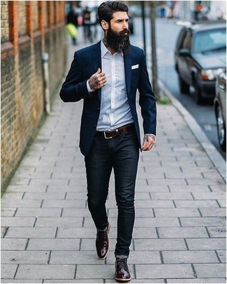 Dunkelrote Lederfreizeitstiefel kombinieren – 33 Smart-Casual Frühling Herren Outfits: Tragen Sie ein dunkelblaues Sakko und dunkelblauen Jeans für einen für die Arbeit geeigneten Look. Dieses Outfit passt hervorragend zusammen mit einer dunkelroten Lederfreizeitstiefeln. Schon ergibt sich ein cooles Übergangs-Outfit.