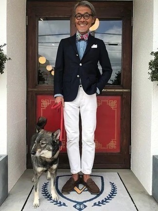 Welche Slipper mit weißer Jeans zu tragen – 341 Herren Outfits: Kombinieren Sie ein dunkelblaues Sakko mit weißen Jeans für einen für die Arbeit geeigneten Look. Fühlen Sie sich ideenreich? Ergänzen Sie Ihr Outfit mit Slippern.