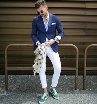 Schal mit Blumenmuster kombinieren – 43 Herren Outfits: Für ein bequemes Couch-Outfit, tragen Sie ein blaues Sakko und einen Schal mit Blumenmuster. Fühlen Sie sich ideenreich? Vervollständigen Sie Ihr Outfit mit grünen Segeltuch niedrigen Sneakers.