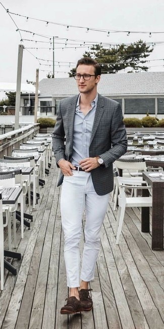 Dunkelgraues Sakko kombinieren – 1200+ Herren Outfits: Kombinieren Sie ein dunkelgraues Sakko mit weißen Jeans für ein bequemes Outfit, das außerdem gut zusammen passt. Machen Sie Ihr Outfit mit dunkelbraunen Doppelmonks aus Wildleder eleganter.