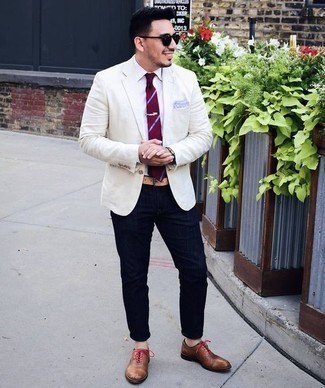 30 Jährige: Weißes und dunkelblaues bedrucktes Einstecktuch kombinieren – 390 Herren Outfits: Erwägen Sie das Tragen von einem weißen Sakko und einem weißen und dunkelblauen bedruckten Einstecktuch für einen entspannten Wochenend-Look. Komplettieren Sie Ihr Outfit mit braunen Leder Oxford Schuhen, um Ihr Modebewusstsein zu zeigen.