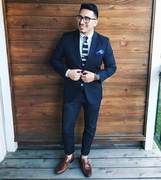 Dunkelblaues Sakko kombinieren – 500+ Smart-Casual Herren Outfits: Kombinieren Sie ein dunkelblaues Sakko mit dunkelblauen Jeans, um einen modischen Freizeitlook zu kreieren. Fühlen Sie sich ideenreich? Komplettieren Sie Ihr Outfit mit braunen Leder Slippern.