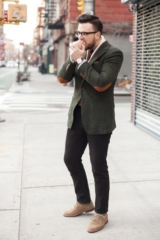 Rotbraunes Einstecktuch kombinieren – 500+ Herren Outfits: Für ein bequemes Couch-Outfit, paaren Sie ein dunkelgrünes Wollsakko mit einem rotbraunen Einstecktuch. Setzen Sie bei den Schuhen auf die klassische Variante mit beige Wildleder Brogues.