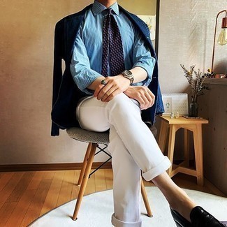 30 Jährige: Schwarze Leder Slipper kombinieren – 500+ Sommer Herren Outfits: Ein dunkelblaues Jeanssakko und weiße Jeans sind eine großartige Outfit-Formel für Ihre Sammlung. Fühlen Sie sich ideenreich? Ergänzen Sie Ihr Outfit mit schwarzen Leder Slippern. Damit ist ein Look entstanden, der sommertauglich ist.