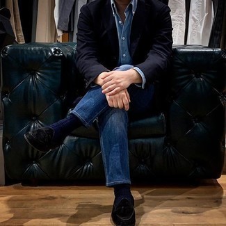 Welche Jeans mit schwarzer Slipper zu tragen – 500+ Smart-Casual Herren Outfits: Erwägen Sie das Tragen von einem dunkelblauen Sakko und Jeans, um einen eleganten, aber nicht zu festlichen Look zu kreieren. Fühlen Sie sich mutig? Komplettieren Sie Ihr Outfit mit schwarzen Slippern.