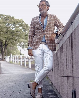 Welche Slipper mit dunkelbraunen Sakkos zu tragen – 339 Smart-Casual Herren Outfits: Paaren Sie ein dunkelbraunes Sakko mit weißen Jeans, um mühelos alles zu meistern, was auch immer der Tag bringen mag. Fühlen Sie sich ideenreich? Entscheiden Sie sich für Slipper.