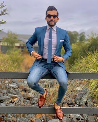 30 Jährige: Weißes Businesshemd kombinieren – 500+ Smart-Casual Herren Outfits warm Wetter: Kombinieren Sie ein weißes Businesshemd mit blauen Jeans, um einen eleganten, aber nicht zu festlichen Look zu kreieren. Vervollständigen Sie Ihr Outfit mit rotbraunen Doppelmonks aus Leder, um Ihr Modebewusstsein zu zeigen.