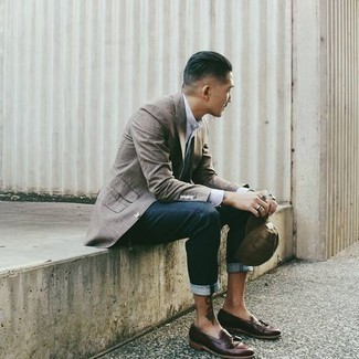 Graues Sakko kombinieren – 1174+ Sommer Herren Outfits: Kombinieren Sie ein graues Sakko mit dunkelblauen Jeans für Ihren Bürojob. Machen Sie Ihr Outfit mit dunkelroten Leder Slippern mit Quasten eleganter. Dieser Look ist wunderbar für den Sommer geeignet.