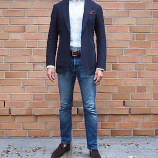 30 Jährige: Jeans kombinieren – 500+ Smart-Casual Sommer Herren Outfits: Kombinieren Sie ein dunkelblaues Sakko mit Jeans für Ihren Bürojob. Ergänzen Sie Ihr Outfit mit dunkelbraunen Wildleder Slippern, um Ihr Modebewusstsein zu zeigen. Ein Look wie dieser ist für den Sommer Ihrer bester Freund.