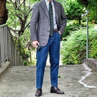 30 Jährige: Blaue Jeans kombinieren – 500+ Herren Outfits warm Wetter: Erwägen Sie das Tragen von einem grauen Sakko und blauen Jeans, um einen eleganten, aber nicht zu festlichen Look zu kreieren. Komplettieren Sie Ihr Outfit mit dunkelbraunen Leder Derby Schuhen, um Ihr Modebewusstsein zu zeigen.