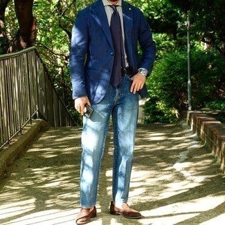 Dunkelblaues Sakko kombinieren – 1200+ Sommer Herren Outfits: Ein dunkelblaues Sakko und blaue Jeans sind eine großartige Outfit-Formel für Ihre Sammlung. Fügen Sie braunen Wildleder Slipper für ein unmittelbares Style-Upgrade zu Ihrem Look hinzu. Ein insgesamt sehr toller Sommer-Look.