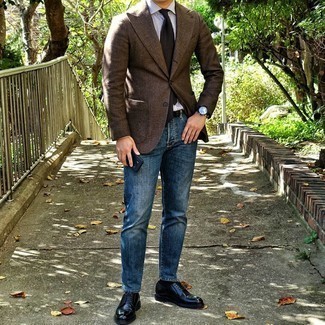 30 Jährige: Dunkelbraune Krawatte kombinieren – 261 Smart-Casual Herren Outfits: Geben Sie den bestmöglichen Look ab in einem braunen Wollsakko und einer dunkelbraunen Krawatte. Wenn Sie nicht durch und durch formal auftreten möchten, wählen Sie schwarzen Leder Derby Schuhe.