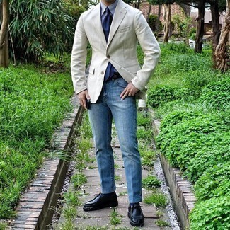 Blaue Hose kombinieren – 500+ Smart-Casual Herren Outfits: Stechen Sie unter anderen modebewussten Menschen hervor mit einem hellbeige Sakko und einer blauen Hose. Vervollständigen Sie Ihr Outfit mit schwarzen Chukka-Stiefeln aus Leder, um Ihr Modebewusstsein zu zeigen.