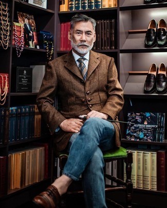 Welche Oxford Schuhe mit braunen Sakkos zu tragen – 124 Herren Outfits: Kombinieren Sie ein braunes Sakko mit blauen Jeans, um einen modischen Freizeitlook zu kreieren. Fühlen Sie sich ideenreich? Vervollständigen Sie Ihr Outfit mit braunen Leder Oxford Schuhen.