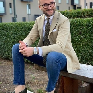 Olivgrüne Leder Slipper kombinieren – 70 Herren Outfits: Vereinigen Sie ein hellbeige Sakko mit blauen Jeans für Ihren Bürojob. Fühlen Sie sich mutig? Entscheiden Sie sich für olivgrünen Leder Slipper.