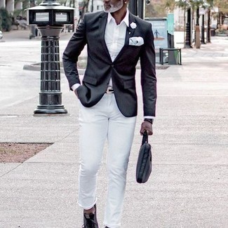 Wie weiße Jeans mit grauer Segeltuch niedriger Sneakers zu kombinieren – 8 Herren Outfits: Tragen Sie ein schwarzes Sakko und weißen Jeans, wenn Sie einen gepflegten und stylischen Look wollen. Wenn Sie nicht durch und durch formal auftreten möchten, ergänzen Sie Ihr Outfit mit grauen Segeltuch niedrigen Sneakers.