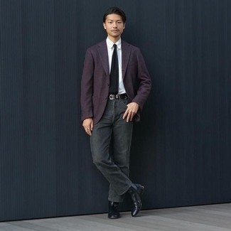 30 Jährige: Violettes Sakko kombinieren – 48 Smart-Casual Herren Outfits: Kombinieren Sie ein violettes Sakko mit dunkelgrauen Jeans, um einen eleganten, aber nicht zu festlichen Look zu kreieren. Setzen Sie bei den Schuhen auf die klassische Variante mit schwarzen Chelsea Boots aus Leder.