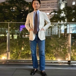 Weißes Sakko kombinieren – 511+ Herren Outfits: Entscheiden Sie sich für ein weißes Sakko und blauen Jeans für Ihren Bürojob. Setzen Sie bei den Schuhen auf die klassische Variante mit schwarzen Leder Slippern mit Quasten.