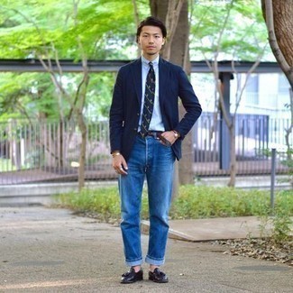 30 Jährige: Welche Slipper mit Quasten mit blauer Jeans zu tragen – 243 Smart-Casual Herren Outfits: Entscheiden Sie sich für ein dunkelblaues Sakko und blauen Jeans für Ihren Bürojob. Fühlen Sie sich mutig? Entscheiden Sie sich für Slipper mit Quasten.