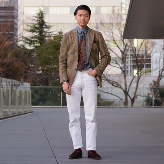 Dunkelrote Krawatte kombinieren – 500+ Herren Outfits: Kombinieren Sie ein beige Sakko mit Hahnentritt-Muster mit einer dunkelroten Krawatte für eine klassischen und verfeinerte Silhouette. Dunkelbraune Wildleder Slipper mit Quasten sind eine großartige Wahl, um dieses Outfit zu vervollständigen.